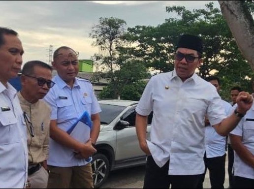 Walikota Andi Harun didampingi ketua TWAP, KABID ASET saat sidak di Perum Korpri.