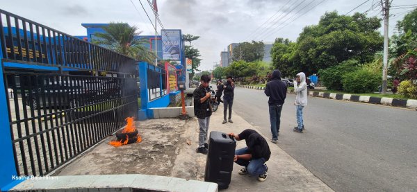 AKSI - Enam mahasiswa Universitas Mulawarman yang tergabung Imperium Kaltim mendatangi kantor KSOP Samarinda, tiga hari menjalang lebaran, Selasa (17/3/2026)