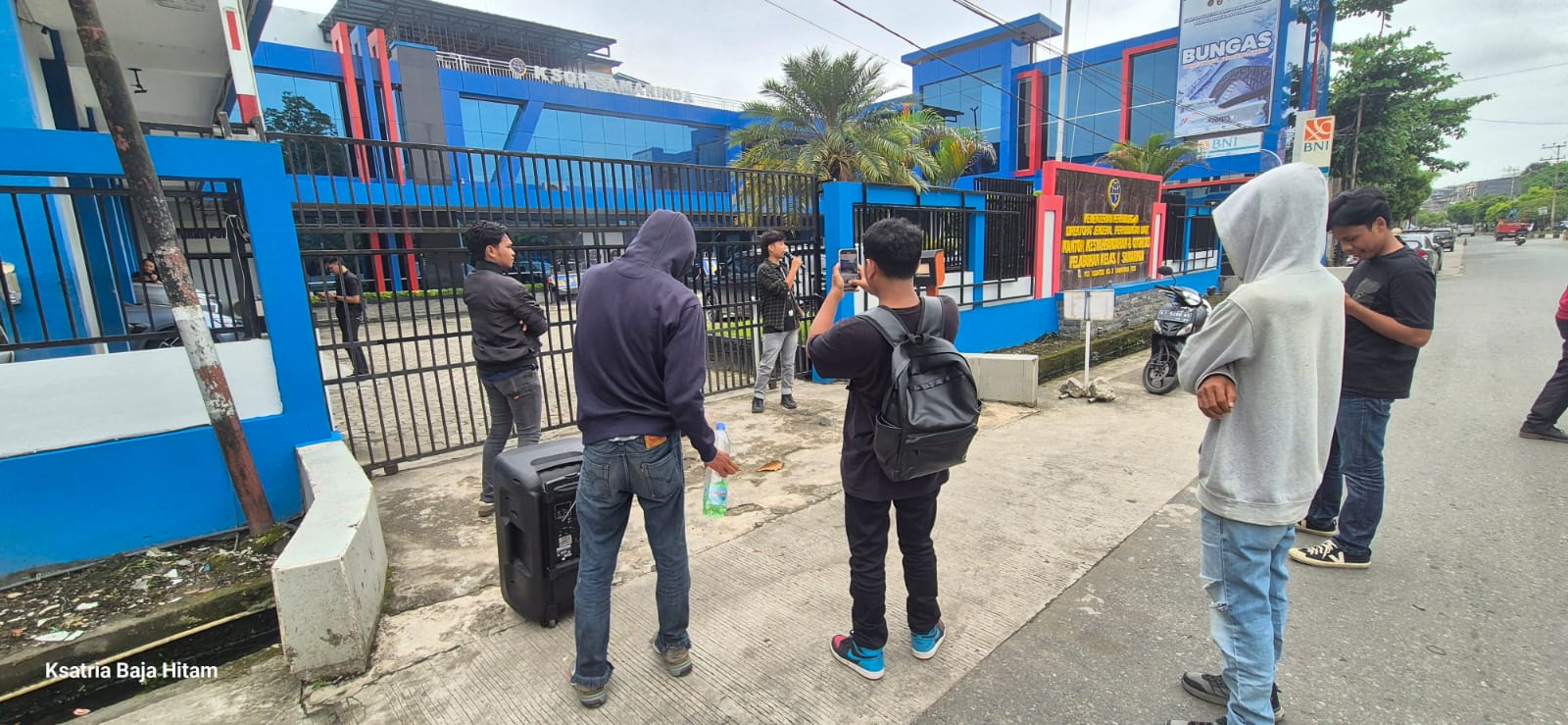 AKSI - Enam mahasiswa Universitas Mulawarman yang tergabung Imperium Kaltim mendatangi kantor KSOP Samarinda, tiga hari menjalang lebaran, Selasa (17/3/2026)